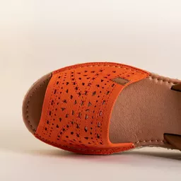 Sandały ażurowe na platformie Weide pomarańczowe zbliżenie na czubek