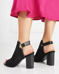 Buty na słupku Kholi czarne ażurowe z zapięciem Buty na słupku Kholi czarne ażurowe z zapięciem