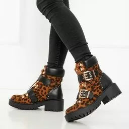 Buty na obcasie w panterkę z ozdobnymi paskami Buty na obcasie w panterkę z ozdobnymi paskami
