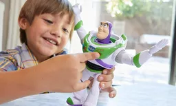 Buzz Astral chłopiec bawi się figurką Buzz Astral chłopiec bawi się figurką