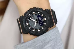 Czarny smartwatch Casio G-Shock na ręce Czarny smartwatch Casio G-Shock na ręce