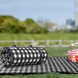 Czarny koc piknikowy w kratę