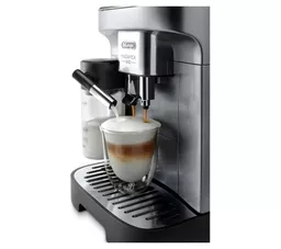 Ekspres DeLonghi ECAM 290 61 SB srebrno czarny zbliżenie na przyrządzanie kawy mlecznej