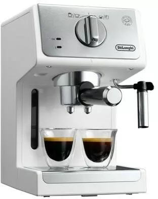 ekspres do kawy de longhi active line ecp 33 21 w srebrny lewy bok widok na zaparzanie kawy w dwoch malych szklankach
