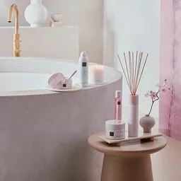 Domowe spa to nie tylko kosmetyki, ale również odpowiedni klimat, który stworzą świece, olejki i muzyka Domowe spa to nie tylko kosmetyki, ale również odpowiedni klimat, który stworzą świece, olejki i muzyka