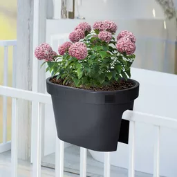 Doniczki na balustradę OrionAgd czarna prezentacja ułożenia kwiatów w doniczkach Doniczki na balustradę OrionAgd czarna prezentacja ułożenia kwiatów w doniczkach