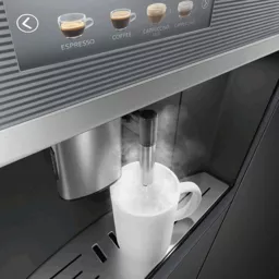 Ekspres do kawy Smeg CMS4104S grafitowy prezentacja spieniania mleka