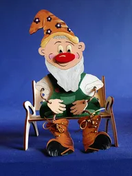 Figurka do ogrodu drewniana Petra s Bastel News krasnal zielono brązowy Figurka do ogrodu drewniana Petra s Bastel News krasnal zielono brązowy