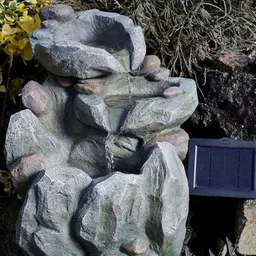 Skalna fontanna solarna w ogródku Skalna fontanna solarna w ogródku