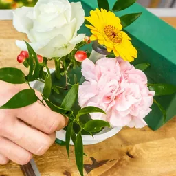 Świeże kwiaty w gąbce florystycznej Świeże kwiaty w gąbce florystycznej