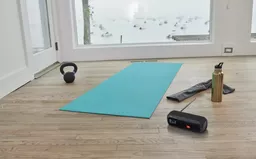 Głośnik bluetooth z radiem JBL Tuner 2 prezentacja ustawienia na podłodze przy macie do ćwiczeń