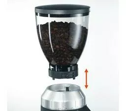 Młynek do kawy Graef CM900 srebrny zbliżenie na wyjęcie pojemnika wypełnionego ziarnami kawy