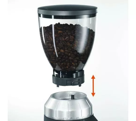 mlynek do kawy graef cm900 srebrny zblizenie na wyjecie pojemnika wypelnionego ziarnami kawy
