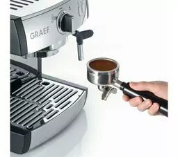 Ekspres do kawy Graef Pivalla ES 702 srebrny widok na portafilter z kawą