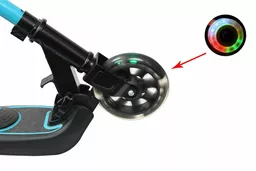 Hulajnoga elektryczna dla dzieci Skateflash czarno niebieska zbliżenie na przednie koło