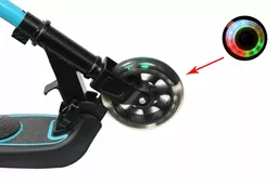 Hulajnoga elektryczna dla dzieci Skateflash czarno niebieska zbliżenie na przednie koło Hulajnoga elektryczna dla dzieci Skateflash czarno niebieska zbliżenie na przednie koło