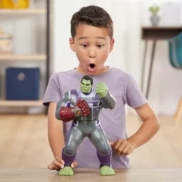 Figurka Hulk widok na bawiące się dziecko