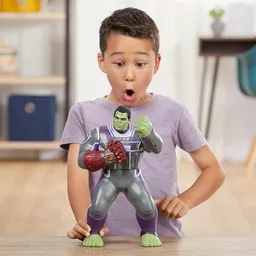 Figurka Hulk widok na bawiące się dziecko Figurka Hulk widok na bawiące się dziecko