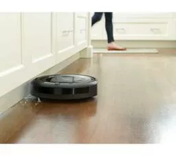 iRobot Roomba e5 e5158 czarny prezentacja wykrywania okruchów przez robota w czasie jazdy pomieszczeniu przy ścianie