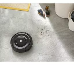 iRobot Roomba e5 e5158 czarny prezentacja wykrywania okruchów przez robota w czasie jazdy pomieszczeniu