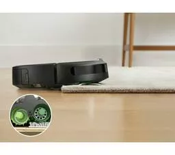 iRobot Roomba i7 czarny zbliżenie na sposób czyszczenia dywanów