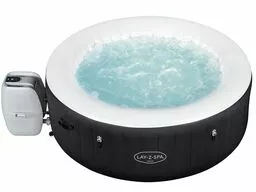 Napełnione wodą jacuzzi ogrodowe
