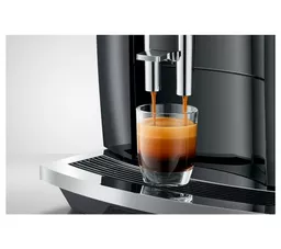 Ekspres Jura E4 Piano Black czarny prezentacja parzenia kawy w małej szklance