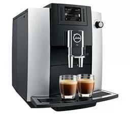 Ekspres do kawy Jura E6 Platin platynowy lewy bok widok na zaparzanie kawy w dwóch małych szklance