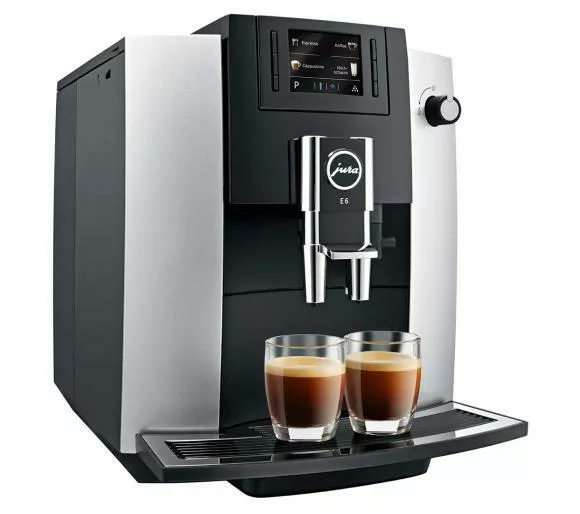 ekspres do kawy jura e6 platin platynowy lewy bok widok na zaparzanie kawy w dwoch malych szklance