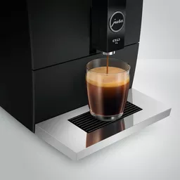 Ekspres Jura ENA 4 czarny zbliżenie na zaparzaną kawę w mniejszej szklance