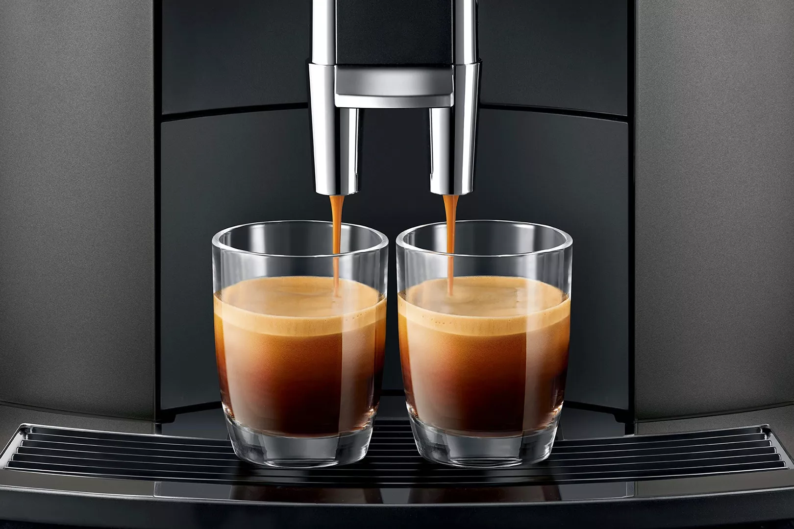 ekspres do kawy jura we8 chrome grafitowy zblizenie na zaparzanie kawy w dwoch malych szklankach