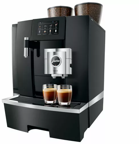 ekspres jura giga x8 czarny prawy bok widok na parzenie kawy w malych szklankach