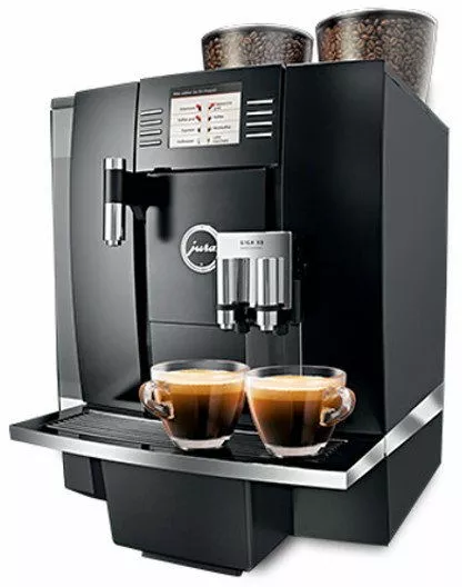 ekspres jura giga x8 czarny prawy bok widok na parzenie kawy w srednich szklankach