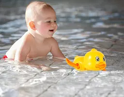 Kaczka do kąpieli plastikowa widok na bawiące się dziecko