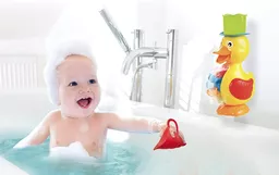 Kaczka do kąpieli plastikowa z kołowrotkiem widok na bawiące się dziecko