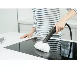 Karcher SC 4 EasyFix biało-czarny, prezentacja mopa na płycie indukcyjnej Karcher SC 4 EasyFix biało-czarny, prezentacja mopa na płycie indukcyjnej