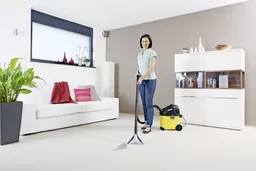 Odkurzacz piorący Karcher SE 5.100 Plus - wizualizacja sprzątania podłóg w mieszkaniu