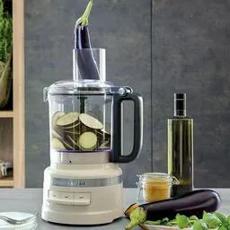 Robot kuchenny KitchenAid Midi Malakser 5KFP0919EAC kremowy prezentacja ustawienia w pomieszczeniu propozycja poszatkowania bakłażana