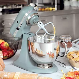 Robot kuchenny Kitchenaid Artisan 5KSM175 szaroniebieski, ustawienie na blacie widok na ubijanie masy