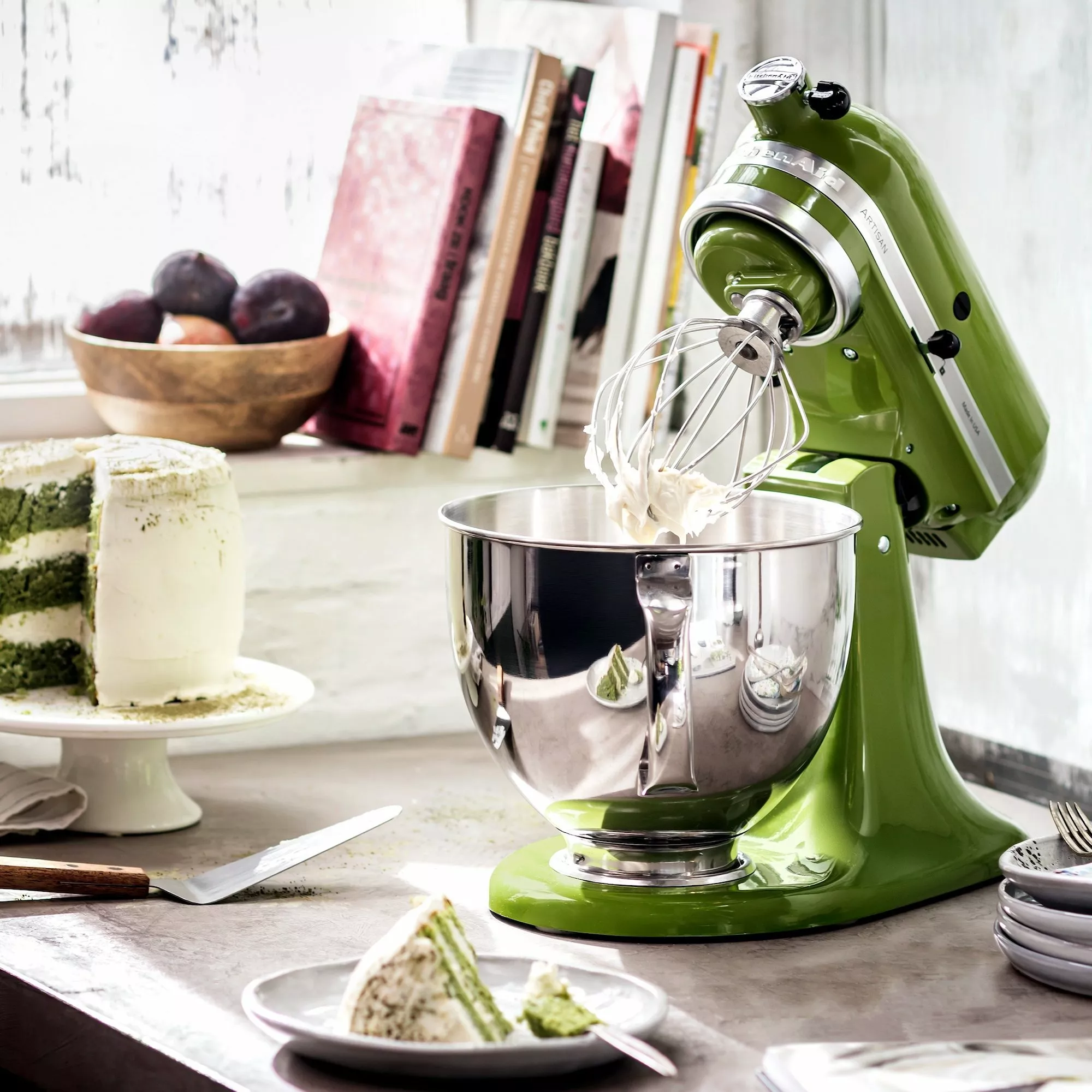 robot kuchenny kitchenaid artisan 5ksm175psema matcha prezentacja ustawienia na blacie widok na ubijanie masy do ciasta