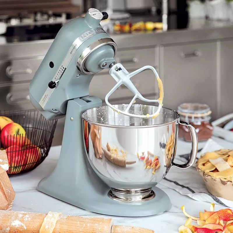 robot kuchenny kitchenaid artisan 5ksm175psemf szaroniebieski prezentacja ustawienia na blacie widok na ubijanie masy