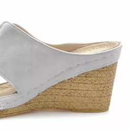Jasne buty z wiklinową koturną Jasne buty z wiklinową koturną