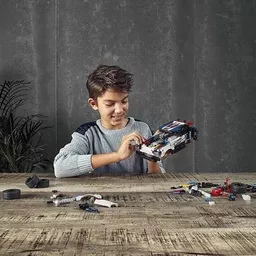 Chłopiec konstruujący z klocków Lego Chłopiec konstruujący z klocków Lego