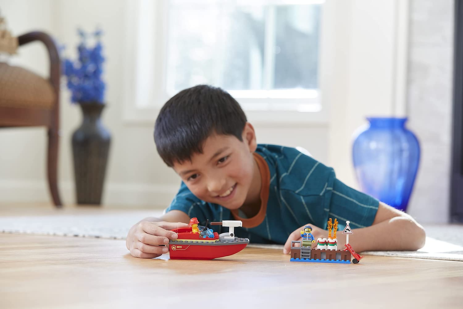 Chłopiec z zestawem Lego Straż pożarna Chłopiec z zestawem Lego Straż pożarna