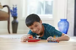 Chłopiec z zestawem Lego Straż pożarna