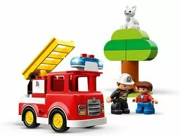 Chłopiec prosi strażaka o pomoc z kotem na drzewie Chłopiec prosi strażaka o pomoc z kotem na drzewie
