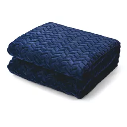 Granatowy koc 200x220 z mikrofibry w jodełkę - złożony Granatowy koc 200x220 z mikrofibry w jodełkę - złożony