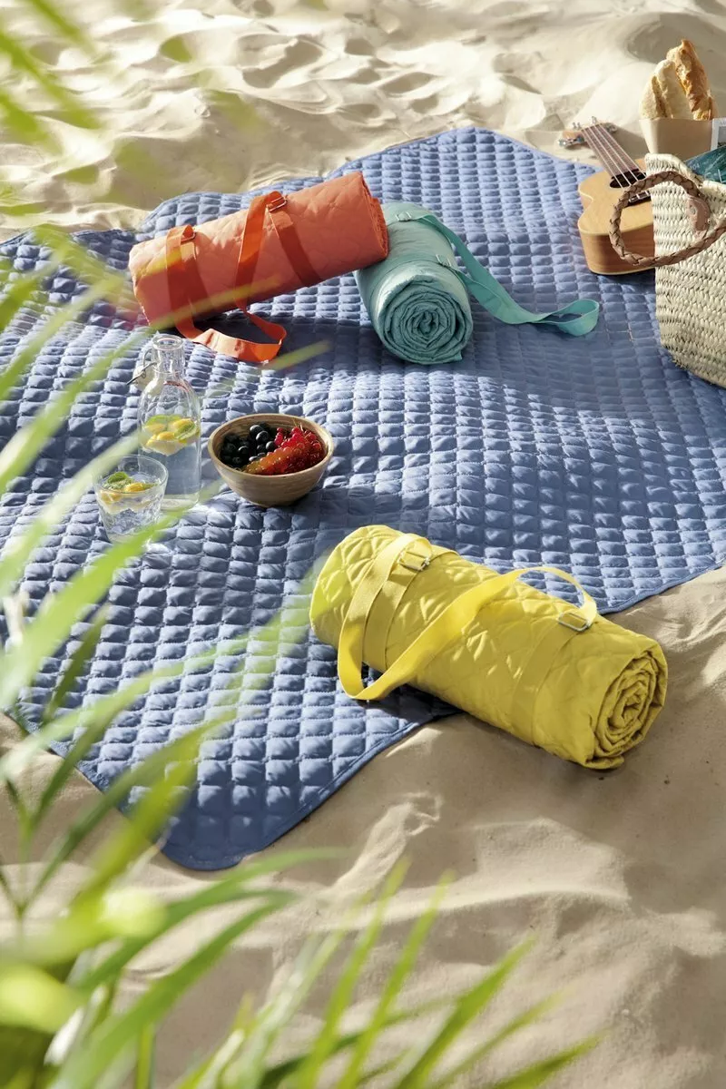 biederlack koc piknikowy pikowany na plazy