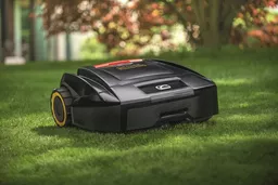Robot koszący podczas pracy