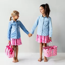 Dwie dziewczynki mające koszyki na zakupy